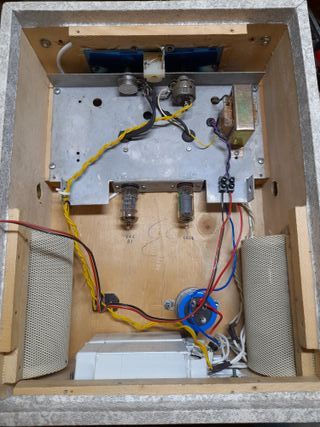 Antiguo amplificador a válvulas para guitarra