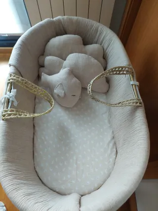 Moisés de mimbre con soporte de madera