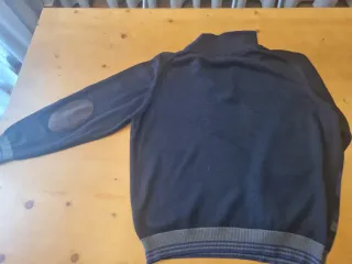 Lote 2 magliette Pierre Cardin. Omaggio 2 sciarpe