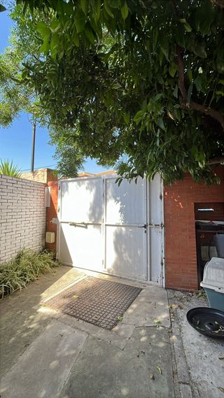 Portón de entrada blanco de hierro