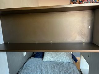 Litera con armario y estanterías