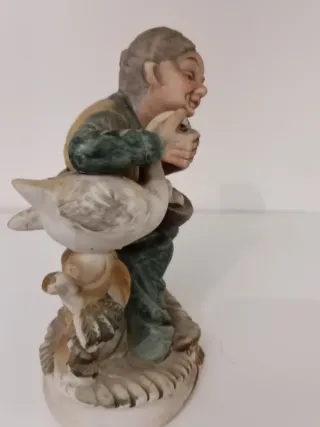 Figura in porcellana di un anziano con anatre