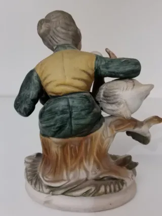 Figura in porcellana di un anziano con anatre