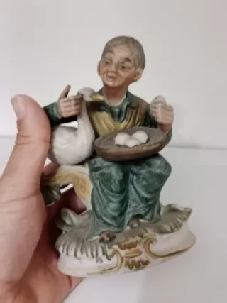 Figura in porcellana di un anziano con anatre