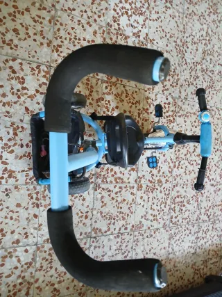 Triciclo infantil azul con cesta