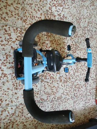 Triciclo infantil azul con cesta