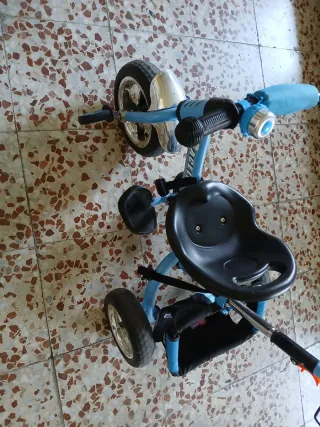 Triciclo infantil azul con cesta