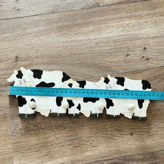 Perchero de madera con vaquitas