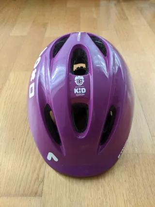 Casco niñ@ morado B'Twin