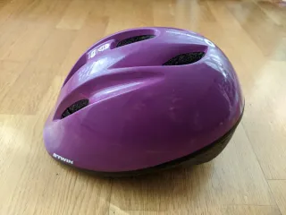 Casco niñ@ morado B'Twin