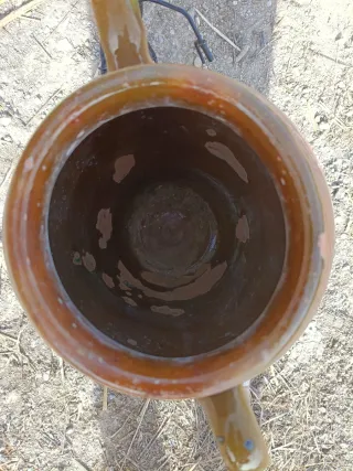 Tinaja de cerámica con carrito decorativo