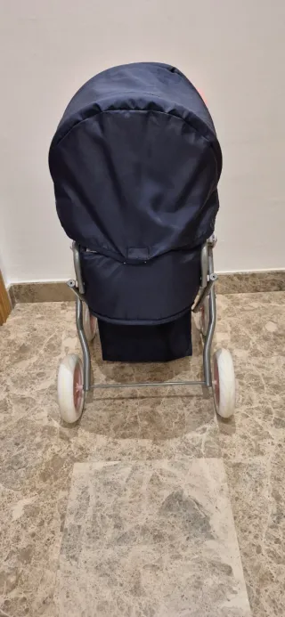 Carrito de bebé de juguete azul y rosa