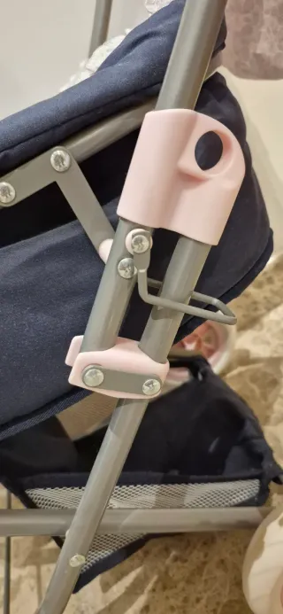 Carrito de bebé de juguete azul y rosa