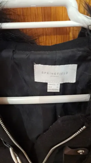 Trenca negra con capucha.