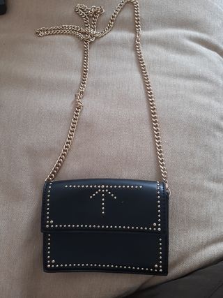 Bolso Zara negro tachuelas doradas cadena
