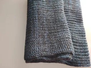 Bufanda tejida azul y gris