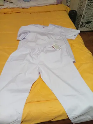 Pantalón talla XL y camis M.