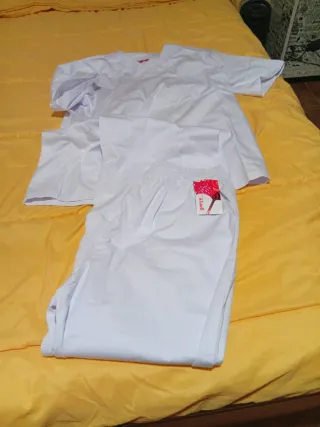 Pantalón talla XL y camis M.