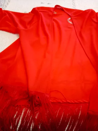 Vestido rojo con volantes y chal precioso con flec