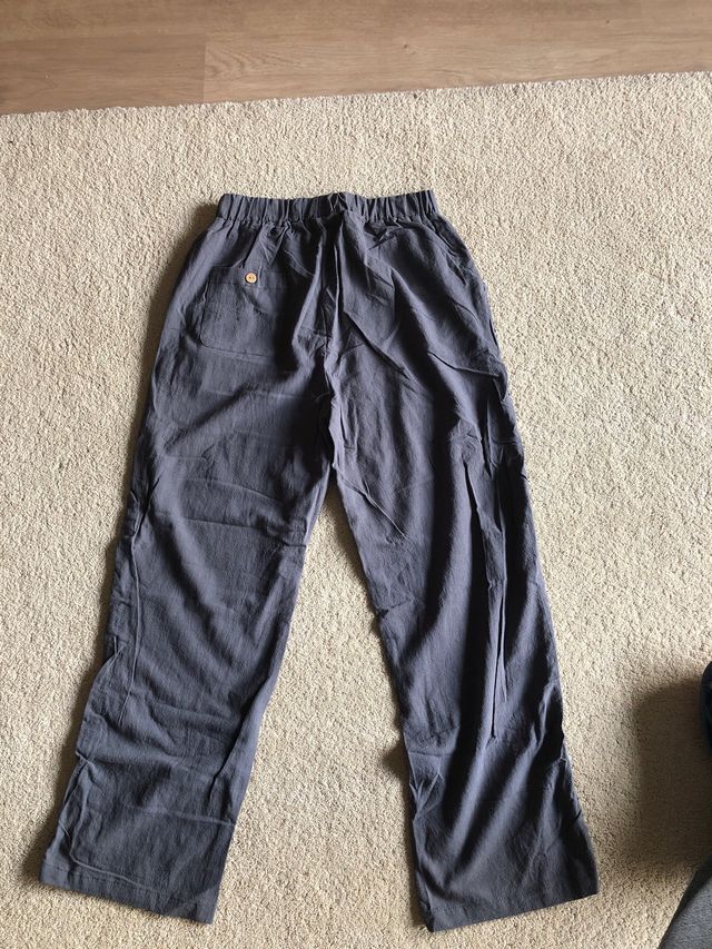 Pantalones grises con detalle lateral