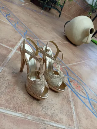 Zapatos de tacón dorados