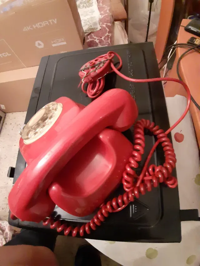 Vecchio telefono rosso