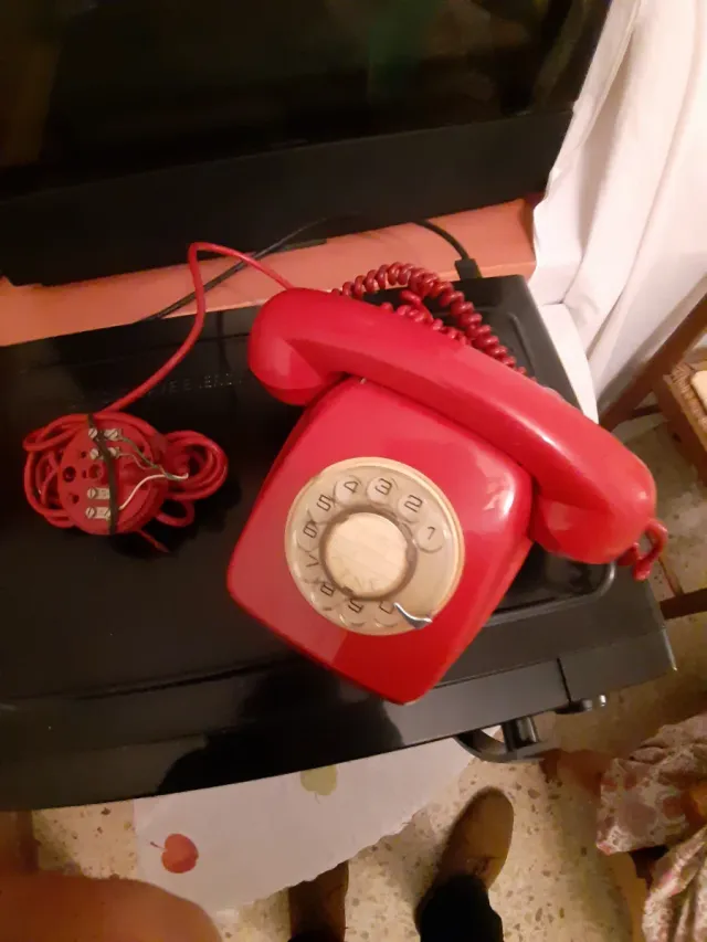 Vecchio telefono rosso
