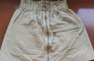 Falda beige con cremallera y bolsillos