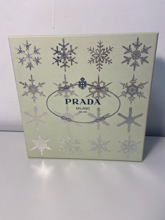 Caja Prada con copos de nieve