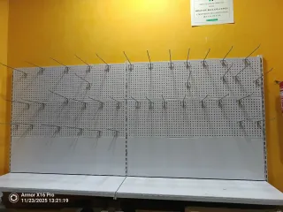 Expositor mural con cuelgues