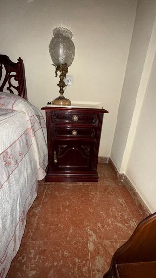 Aparador de madera con tapa de mármol