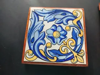 Baldosa antigua decorada