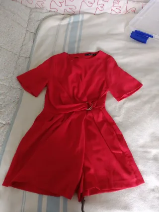 Mono Zara rojo, solo tiene una puesta