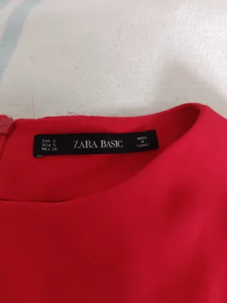 Mono Zara rojo, solo tiene una puesta