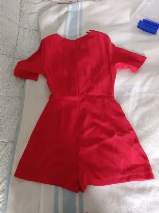 Mono Zara rojo, solo tiene una puesta