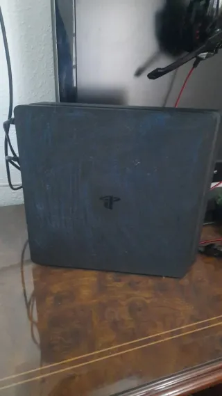 PS4 con 3 mandos y 13 juegos