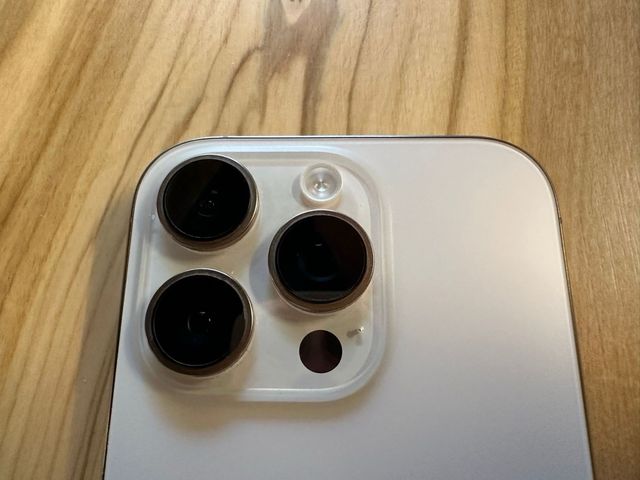 iPhone 16 Pro Titanio Desierto