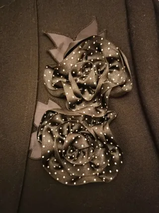 Vestido de fiesta negro con lunares blancos