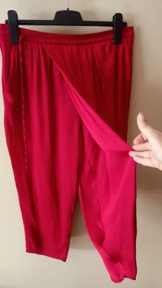 Pantalón tipo falda rojo satinado