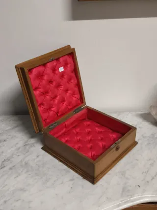 Caja de madera antigua