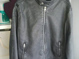 Cazadora efecto piel gris Pull&Bear