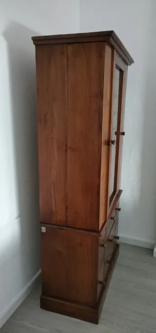 Mueble de madera de teca con vitrina