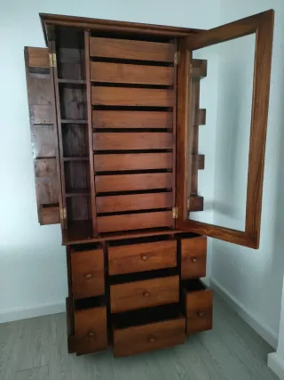 Mueble de madera de teca con vitrina