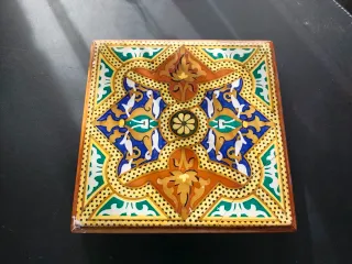 Baldosa antigua decorada