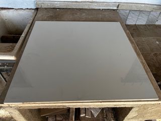 Suelo cerámico blanco.