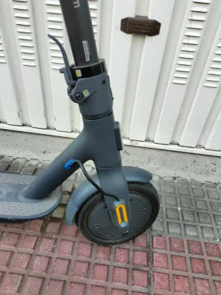 Patinete eléctrico gris