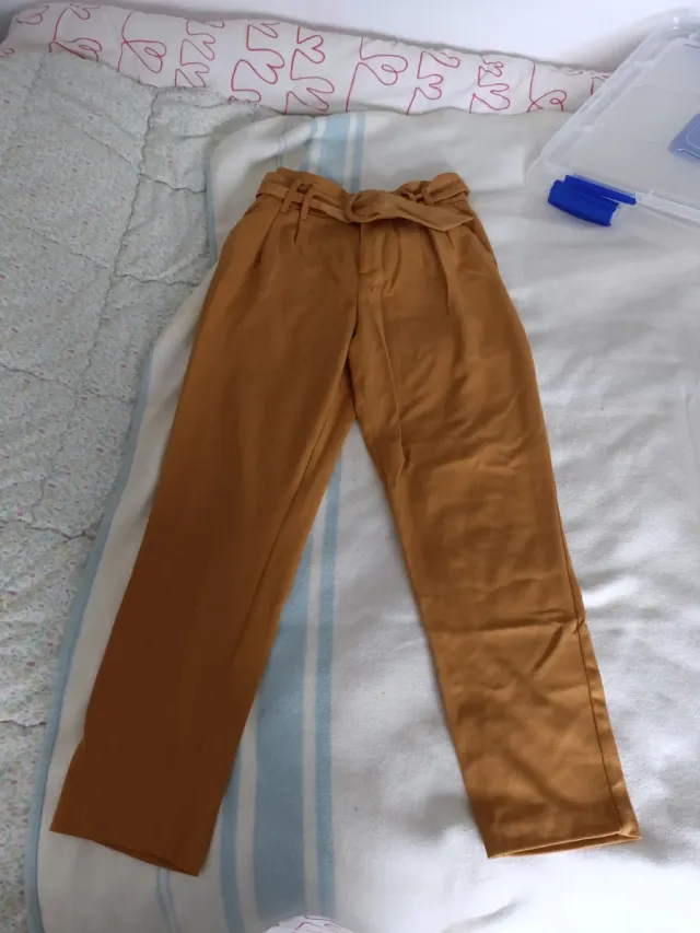 Pantalón Zara color ocre con cinturón