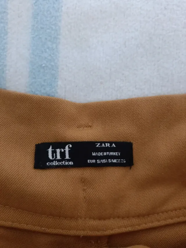 Pantalón Zara color ocre con cinturón