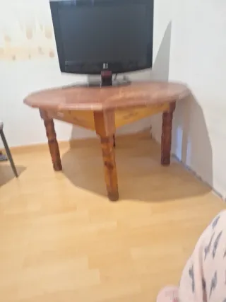Mesa de madera pora va con los sofás marrqué