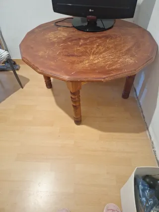 Mesa de madera pora va con los sofás marrqué